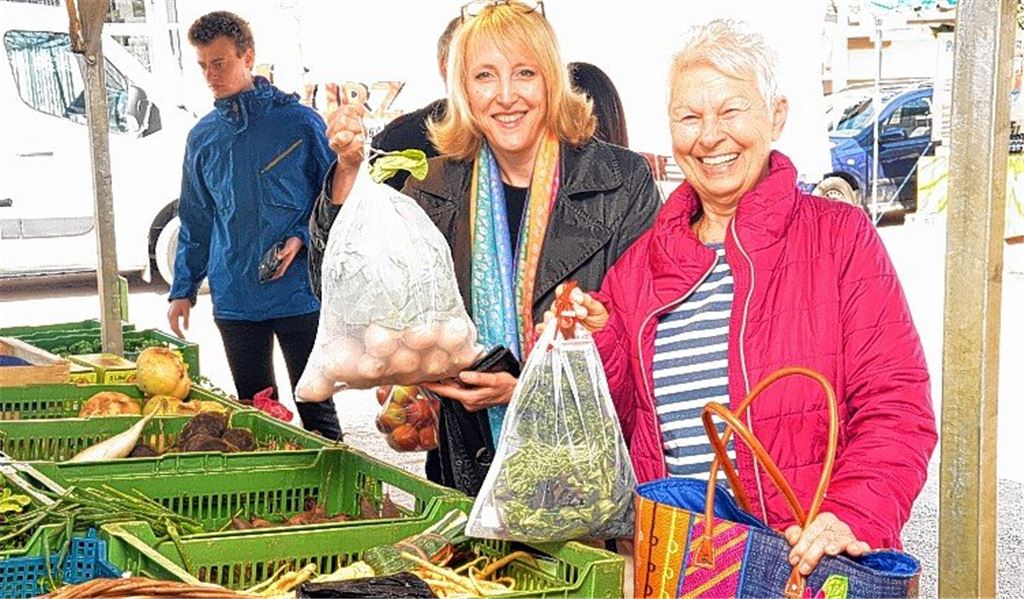 Mit Einkaufsnetz auf den Wochenmarkt