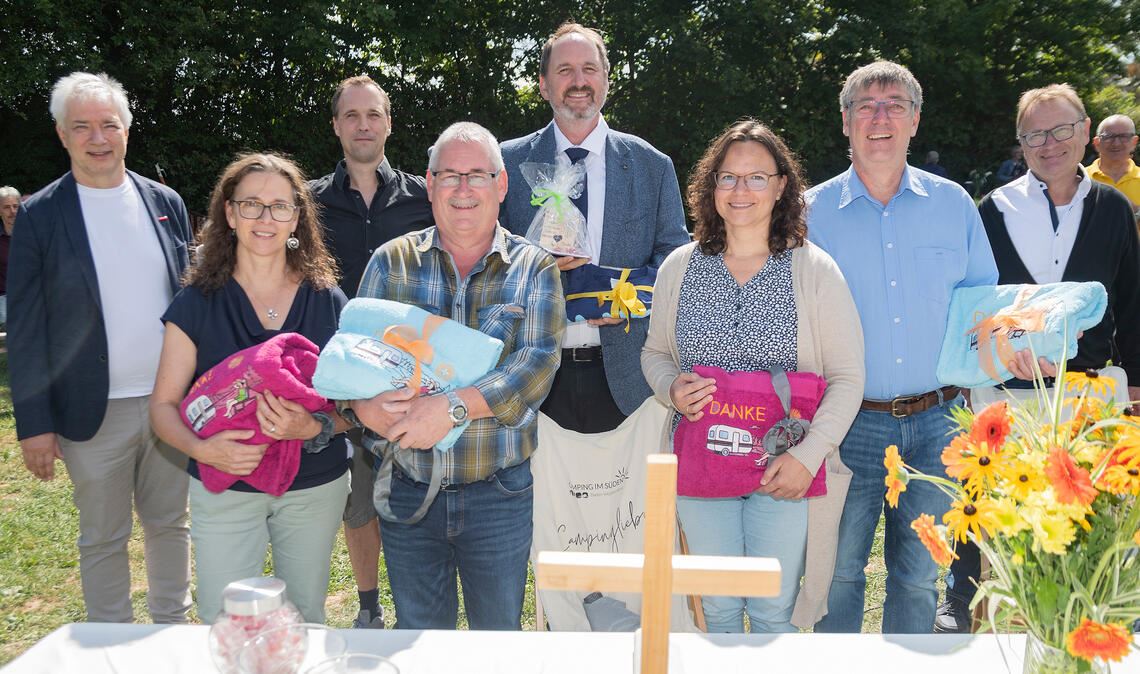 Britta Herm, Frank Herm, Nadja Vermeulen und Gerhard Vermeulen (vorne v.li.) werden von Martin Reinhardt, dem neuen Eigentümer Marius Grell, Friedemann Heinritz und Kurt Bonath (hinten v.li.) verabschiedet. Foto: Fotomoment