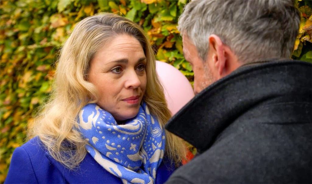 Britta (Jelena Mitschke l.) plant Lillys Geburtstagsfeier auf Ben und Tinas Hof im Wendland. Doch ein plötzlicher Notruf ins Krankenhaus zwingt sie, die Verantwortung an Heiner (Renè Dumont r.) zu übergeben, der gerne für sie einspringt...