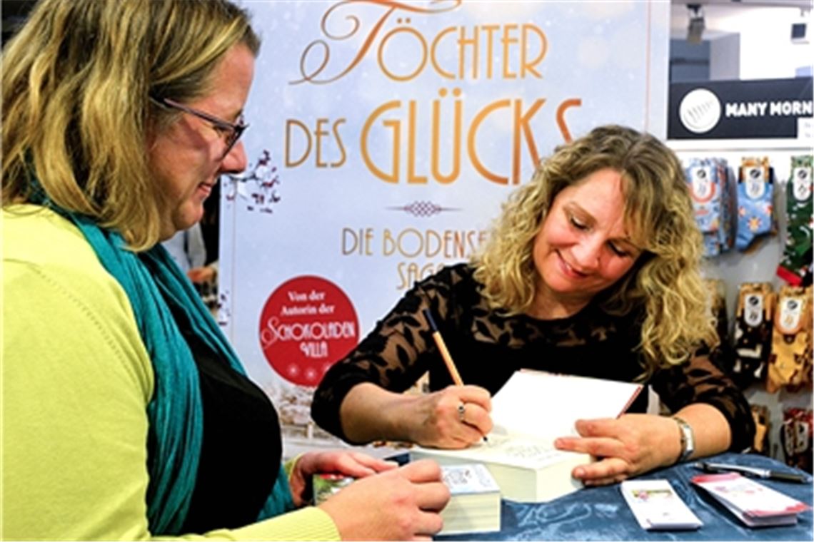 Britta Weiß ist aus Karlsruhe gekommen, um sich bei Buch-Elser einen Roman von Maria Nikolai signieren zu lassen. Fotos: Stahlfeld