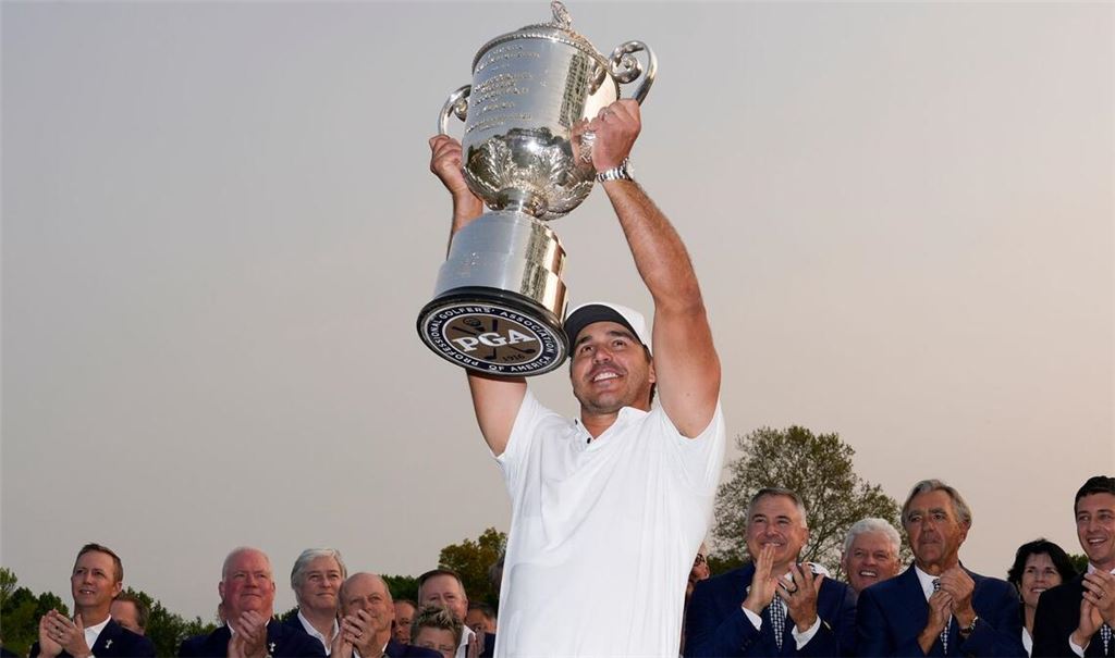 Brooks Koepka mit der Wanamaker-Trophäe nach seinem Sieg.