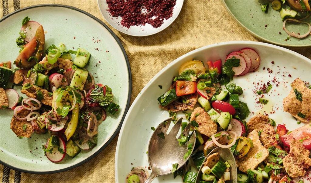 Brotsalat namens Fattusch ist genau jetzt das Richtige und lässt sich prima kombinieren.
