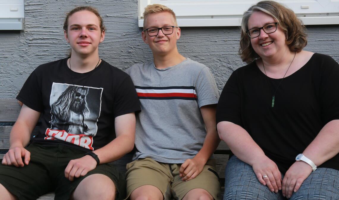 „Bruder auf Zeit“ Oskar Gregori (v.li.), der Finne Nande Pohjasmäki und Gastmutter Tanja Gregori auf einer Bank vor dem Haus der Maulbronner Familie. Nande sagt, wie er gedanklich an sein Auslandsjahr in Deutschland herangegangen ist: „Nichts ist hier besser, nichts schlechter, es ist einfach nur anders.“ Obendrein empfiehlt der 18-Jährige Offenheit und eine positive Grundhaltung als Voraussetzung für solch ein Abenteuer. Mit dieser Einstellung hatte Nande in der Klosterstadt keinerlei Integrationsprobleme. Foto: Disselhoff