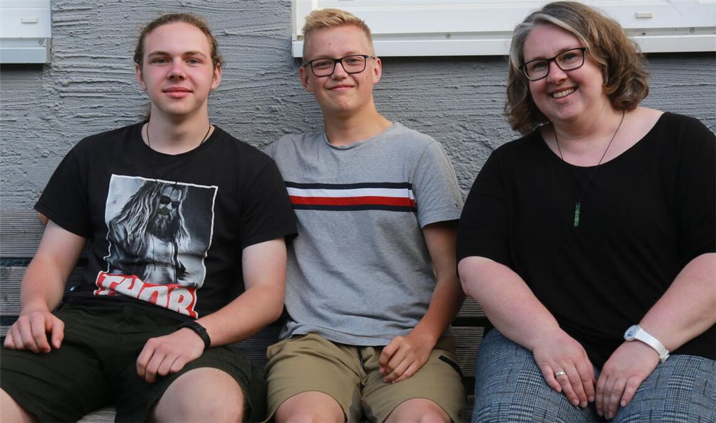 „Bruder auf Zeit“ Oskar Gregori (v.li.), der Finne Nande Pohjasmäki und Gastmutter Tanja Gregori auf einer Bank vor dem Haus der Maulbronner Familie. Nande sagt, wie er gedanklich an sein Auslandsjahr in Deutschland herangegangen ist: „Nichts ist hier besser, nichts schlechter, es ist einfach nur anders.“ Obendrein empfiehlt der 18-Jährige Offenheit und eine positive Grundhaltung als Voraussetzung für solch ein Abenteuer. Mit dieser Einstellung hatte Nande in der Klosterstadt keinerlei Integrationsprobleme. Foto: Disselhoff