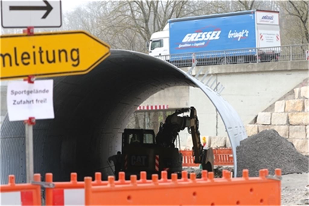 Brückenbaustellen bremsen in der Region an einigen Orten den Verkehr aus. Zahlreiche ältere Bauwerke sind marode und müssen neu gebaut oder saniert werden. Das Symbolfoto zeigt eine Momentaufnahme des bereits abgeschlossenen Neubaus der B-10-Brücke in Vaihingen in der Nähe des Freibads. Zwischen Schützingen und Zaisersweiher soll es wegen der Sanierung der DB-Brücke bald zu einer Vollsperrung der L1131 kommen. Foto: Archiv