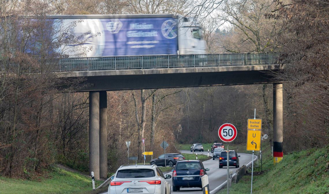 Brummis über 7,5 Tonnen – wie hier kurz vor Inkrafttreten der Sperrung für den Schwerverkehr – fahren teilweise trotz Verbots noch immer über die marode B-35-Brücke. Das Regierungspräsidium warnt eindringlich vor den möglichen Folgen. Foto: Fotomoment
