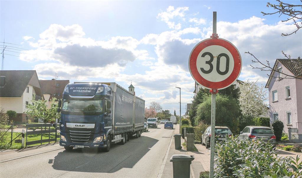 Brummis und Pkw fahren vor allem dann, wenn die Dauerbaustelle oder ein Unfall die Autobahn lahmlegen, in großer Zahl mitten durch Corres – und nicht jeder Fahrer und jede Fahrerin halten sich an die Geschwindigkeitsbegrenzung von 30 km/h. Fotos: Steigleder