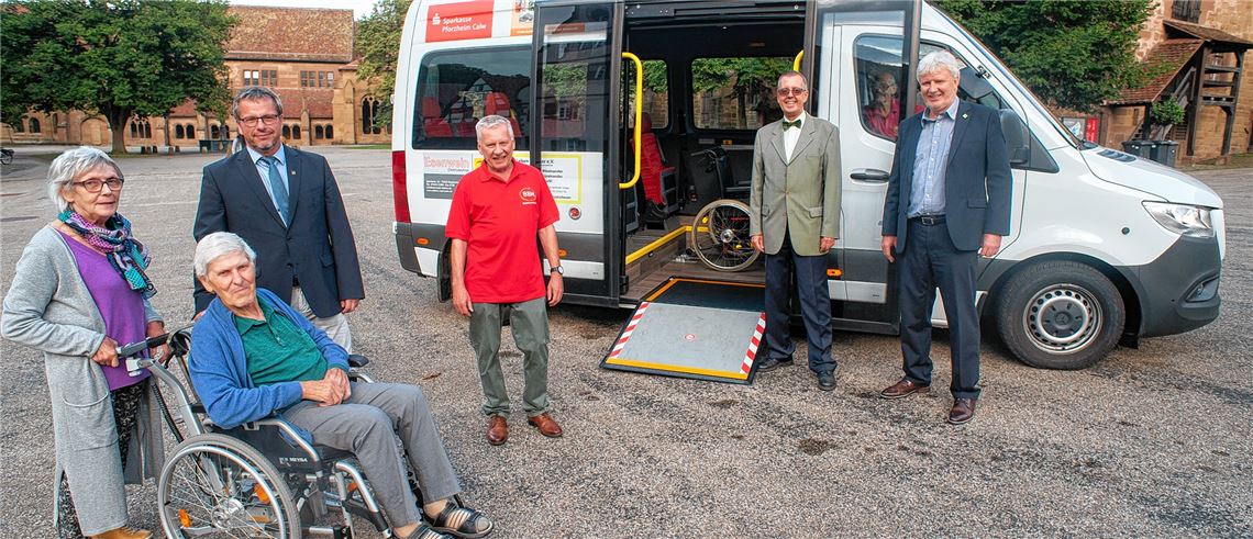 Brunhilde und Oskar Stoll (v.li.) sind Gäste der Feierstunde zum Start des Maulbronner Bürgerbusses. Darüber, dass aus der Idee Wirklichkeit geworden ist, freuen sich auch Bürgermeister Andreas Felchle, Bürgerbus-Vereinsvorsitzender Heinz Kammer, Landrat-Vize Wolfgang Herz und Fred Schuster vom Verein proBürgerBus Baden-Württemberg.Fotomoment