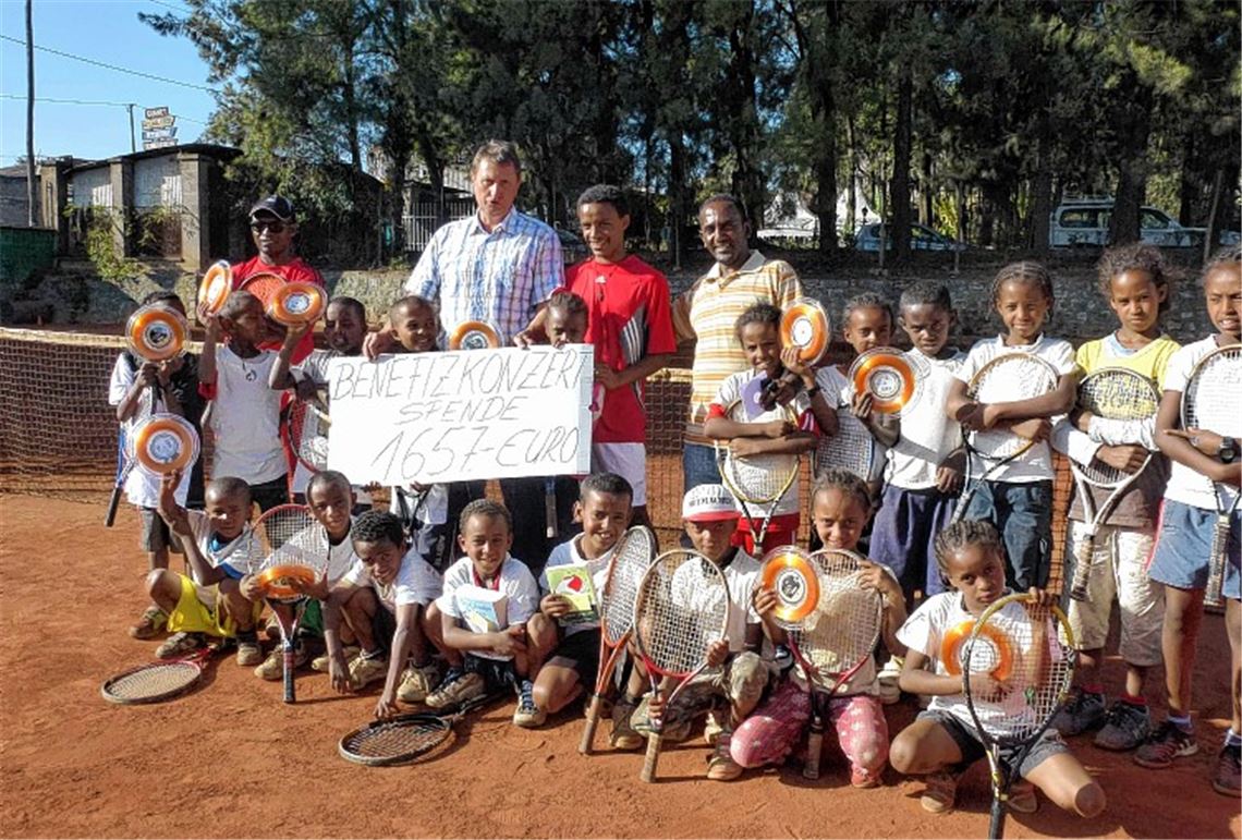 Bruno Böhler und Kinder der Tennisanlage aus Addis Abeba, Äthiopien. Böhler ist Lehrer am Salzachgymnasiums und Leiter der am Salzachgymnasium gegründeten „Afrika AG“. Foto: privat
