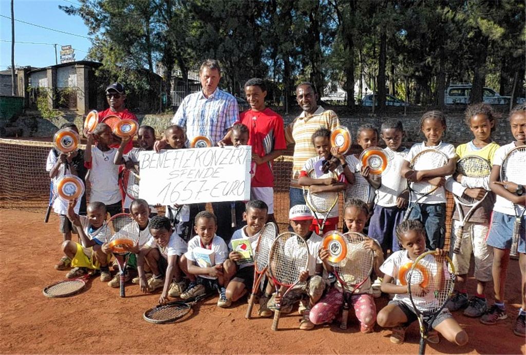 Bruno Böhler und Kinder der Tennisanlage aus Addis Abeba, Äthiopien. Böhler ist Lehrer am Salzachgymnasiums und Leiter der am Salzachgymnasium gegründeten „Afrika AG“. Foto: privat