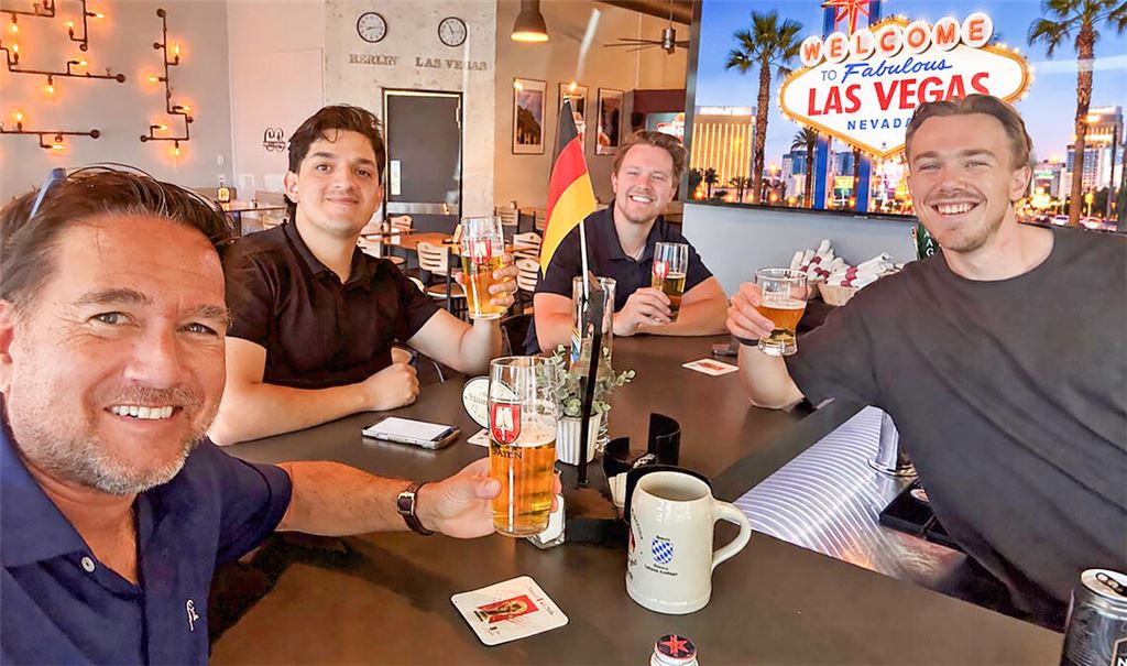 Bruno Glawa (re.) ist ganz in seinem Element, wenn er seinen Gästen im „Café Berlin“ auftischen und einschenken kann.Fotos: privat
