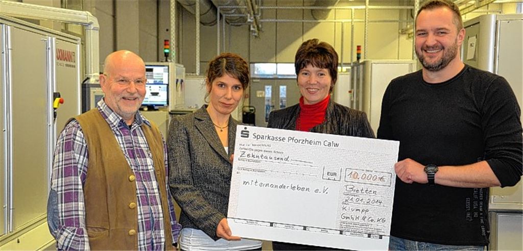 Bruno Klopfer und Katja Kreeb freuen sich über eine großzügige Spende der Brettener Firma Klumpp GmbH, vertreten durch Annette Schäfer und Steffen Klumpp (v.li.).