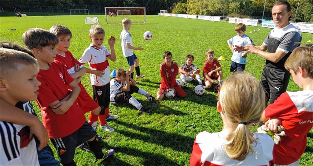 Brustring quasi eintätowiert: der ehemalige Verteidiger Günther Schäfer (re.) im Oktober 2014 bei einem Besuch der VfB-Fußballschule in Wiernsheim, deren Leiter der Deutsche Meister von 1992 zurzeit noch ist. Künftig soll Schäfer als Teammanager des VfB Stuttgart fungieren. Eine seiner Aufgaben ist dann, die Verbindung zu ausgeliehenen VfB-Spielern zu halten.