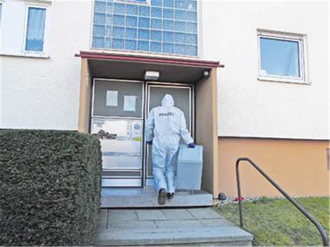 Brutales Gewaltverbrechen in einem Vaihinger Wohngebiet: Kriminaltechniker stellen am Tatort an der Aschmannstraße Spuren sicher.
Foto: Disselhoff