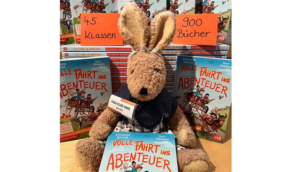 Buch-Elser-Maskottchen „Frau Else Hase“ freut sich, dass die Resonanz zum „Welttag des Buches so gut ist wie noch nie: 900 Schüler bekommen das Buch „Volle Fahrt ins Abenteuer“ geschenkt. Foto: privat