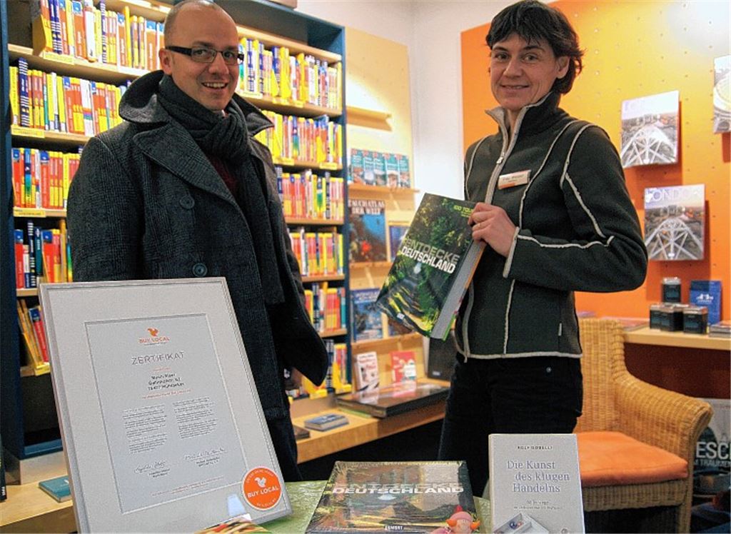 Buch-Elser hat sich der bundesweiten Buy-Local-Initiative angeschlossen: Angelika Wetzel, Leiterin der Buchhandlung, möchte die Vorzüge des Handels vor Ort noch stärker in den Fokus rücken. Citymanager Thomas Müller sieht die Stadt Mühlacker dabei gut aufgestellt. Foto: Goertz
