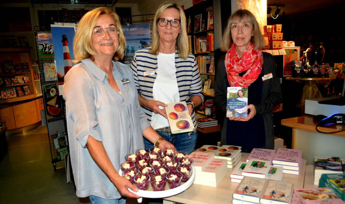 Buch und Genuss: Claudia Link (v.li.), Birgit Kriebel und Janka Bohm verwöhnen die Gäste bei Buch-Elser. Foto: Stahlfeld