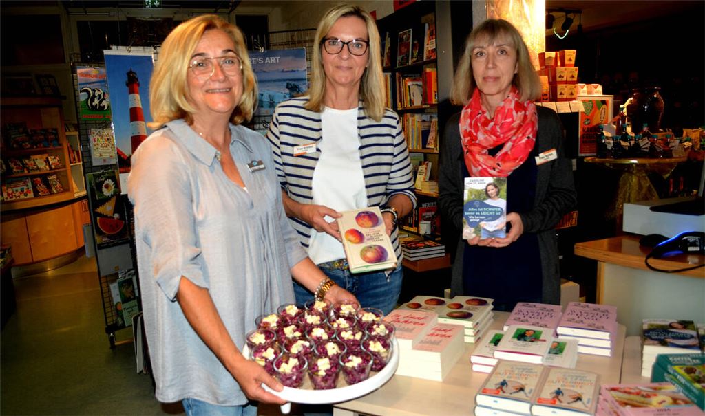 Buch und Genuss: Claudia Link (v.li.), Birgit Kriebel und Janka Bohm verwöhnen die Gäste bei Buch-Elser. Foto: Stahlfeld