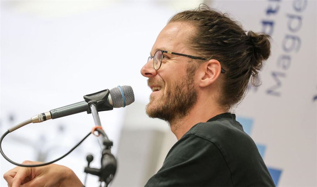 Buchautor Arne Semsrott las zweimal in Magdeburg. Sowohl das Kulturzentrum Moritzhof als auch die Zentralbibliothek waren ausverkauft.
