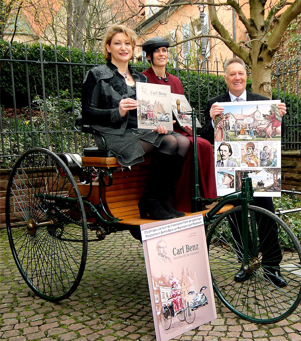 Buchpräsentation am Nachbau des Carl-Benz-Patentmotorwagens : „Bertha Benz“ alias Isabell Modery (sitzend rechts), Verlagsleiterin Isabelle Lasser und Verkehrsdirektor Wolfgang Trautz.  Foto: Kollros