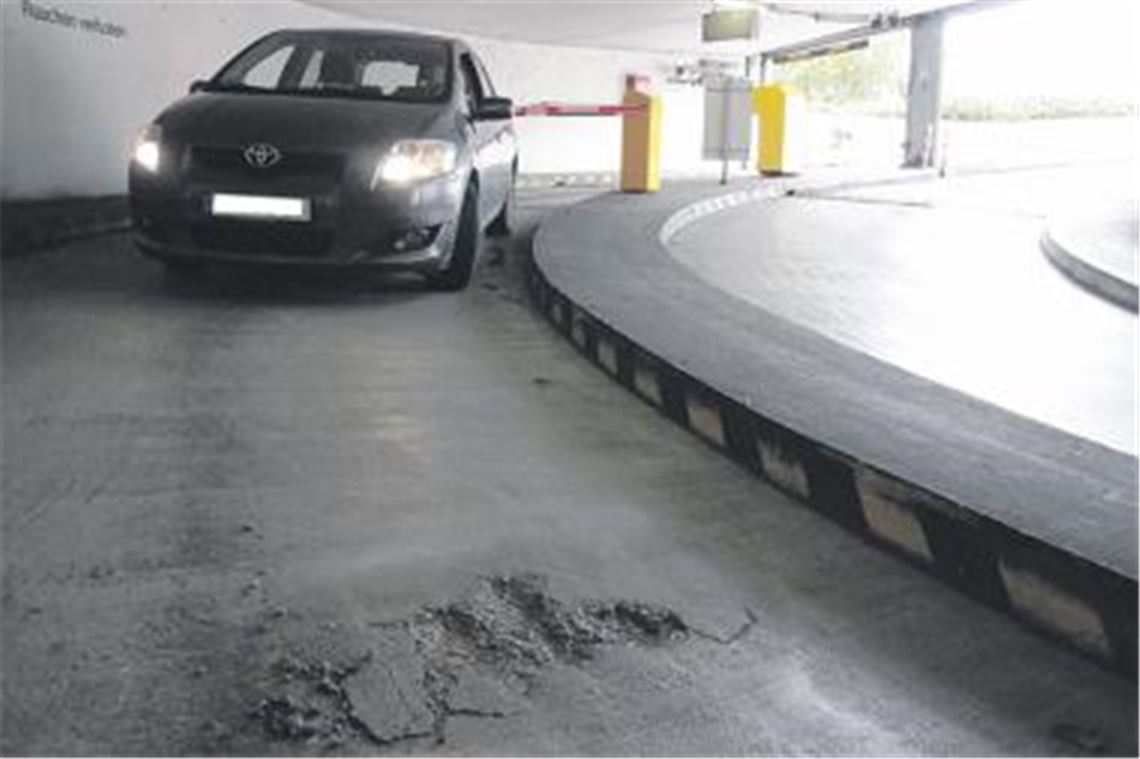 Buckelpiste: In der Spindel der Tiefgarage Stadtmitte klaffen Schlaglöcher.
Foto: Disselhoff