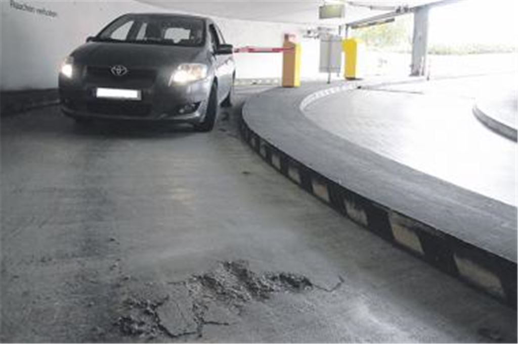 Buckelpiste: In der Spindel der Tiefgarage Stadtmitte klaffen Schlaglöcher.
Foto: Disselhoff
