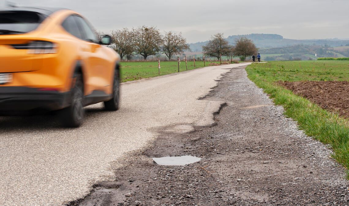 Buckelpiste mit Schlaglöchern: Die schmale Straße zwischen Senderhang und Lomersheim ist in schlechtem Zustand – und insbesondere für Radler „anspruchsvoll“. Fotos: Fotomoment
