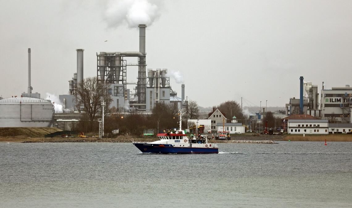 Buckelwal abgetaucht: In der Wismarer Bucht hält die Wasserschutzpolizei Ausschau