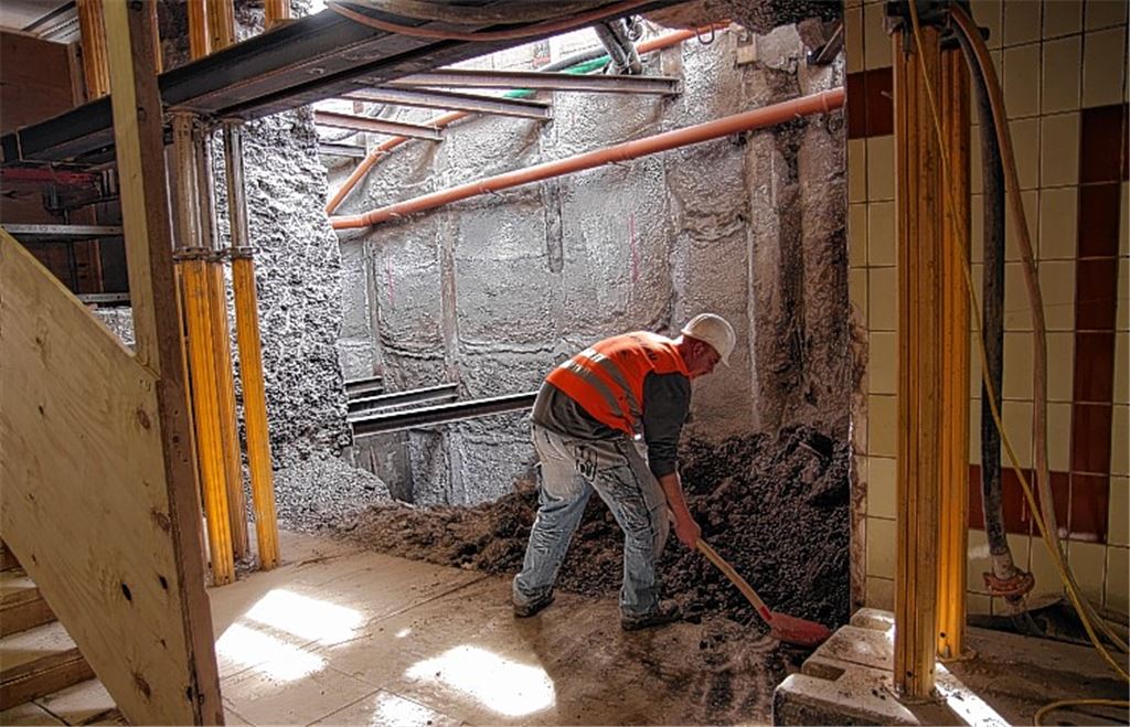 Buddeln unter Tage: einer von insgesamt drei Aufzugsschächten beim Mühlacker Bahnhof.Foto: Sadler