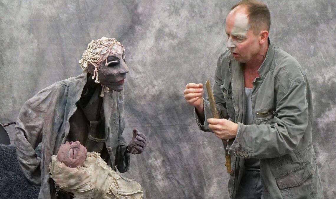 Büchners Drama als Aufführung im Klassenzimmer: Schauspieler Julian W. Koenig erzählt im Zwiegespräch mit Puppen die Geschichte des Soldaten Franz Woyzeck. Foto: Friedrich