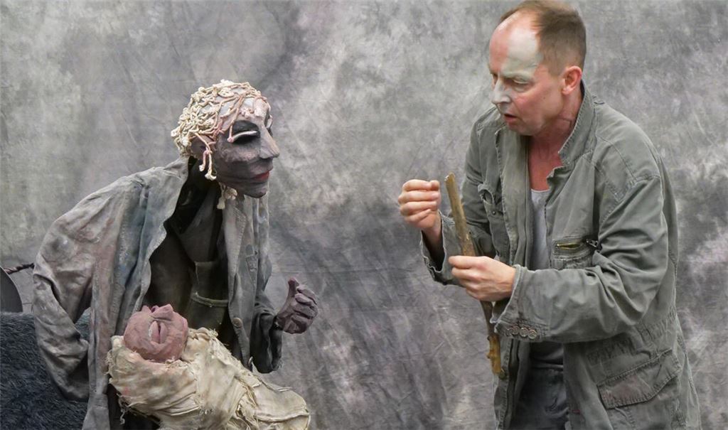 Büchners Drama als Aufführung im Klassenzimmer: Schauspieler Julian W. Koenig erzählt im Zwiegespräch mit Puppen die Geschichte des Soldaten Franz Woyzeck. Foto: Friedrich