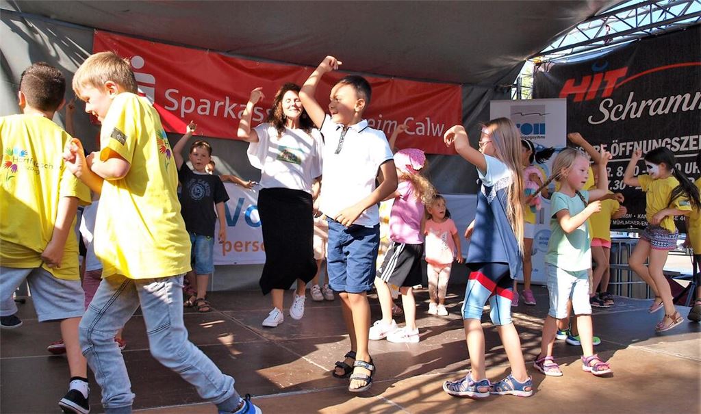 Bühne frei am Nachmittag für Erika Combe vom Kindergarten Regenbogen und junge Gäste, die die Bretter beben lassen. Fotos: Filitz