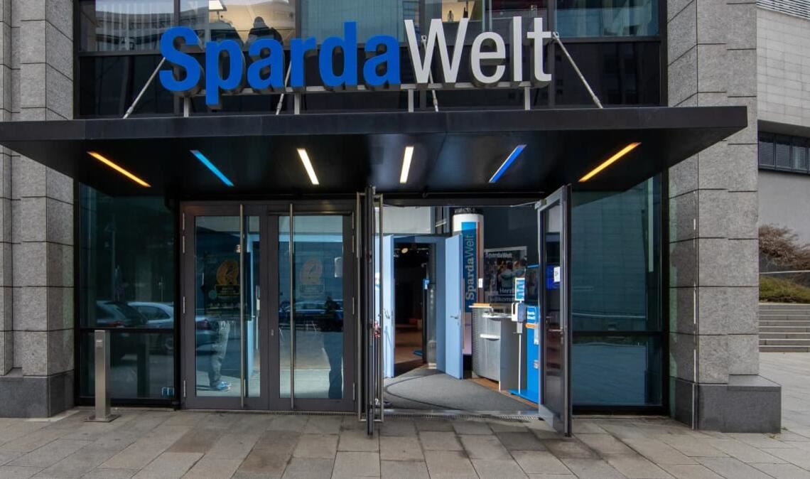 Bühne für das „Kulturgespräch“ unserer Zeitung am 6. Oktober mit Baden-Württembergs Wissenschaftsministerin Petra Olschowski und Staatssekretärin Nese Erikli: SpardaWelt Eventcenter in Stuttgart (Am Hauptbahnhof)