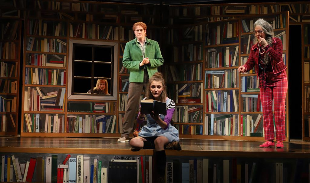 Bühnenabenteuer: Jan-Hendrik von Minden (Staubfinger), Bernhard Meindl (Mo), Leonie Jacobs (Meggie) und Anne-Kathrin Hönes (Elinor, v.li.). Foto: Theater Pforzheim/Sabine Haymann
