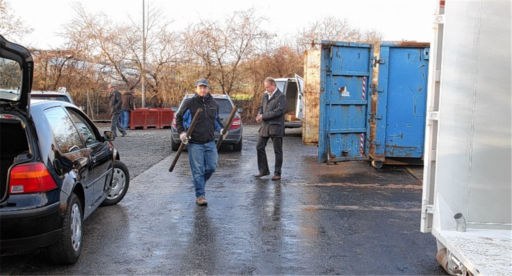 Bürger, die den Lomersheimer Recyclinghof besuchen, haben jetzt festen Boden unter den Füßen. Eine Teilfläche ist asphaltiert.