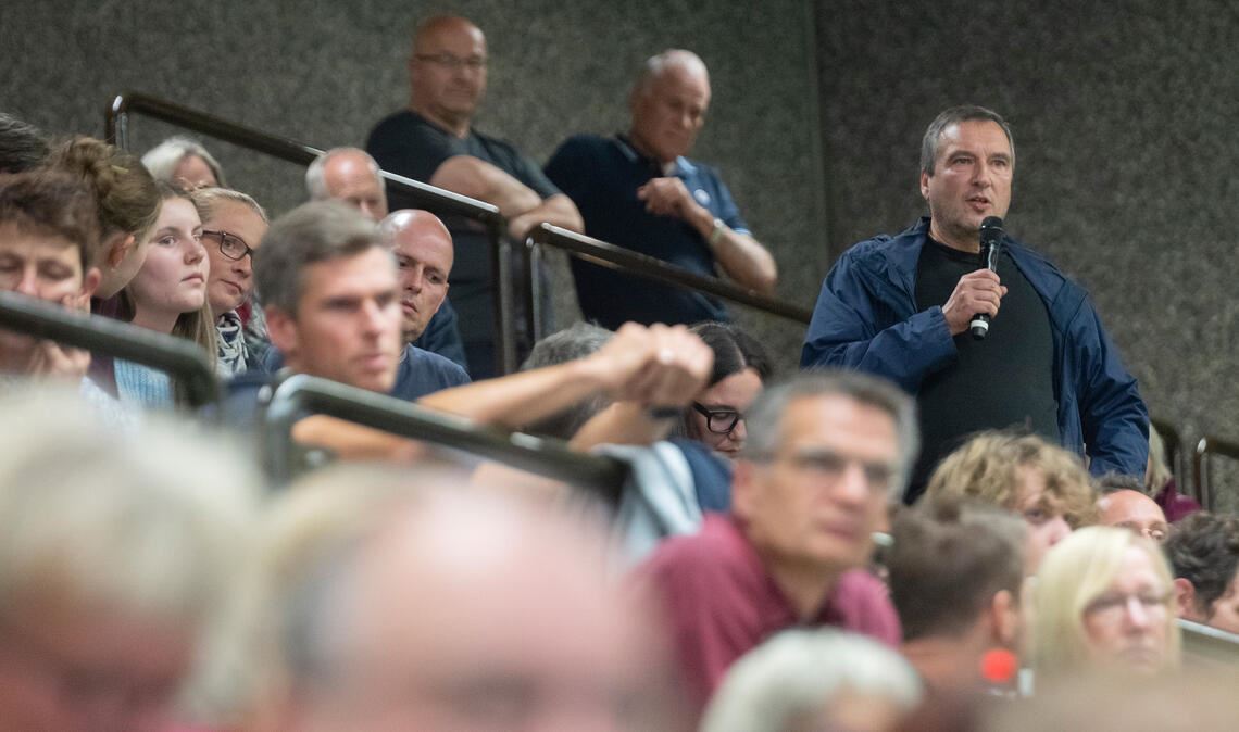 „Nicht reden, sondern machen!“ Bürgerfragen sind ein wichtiger Bestandteil des „Wettkampfs“ in der Sporthalle. Fotos: Fotomoment