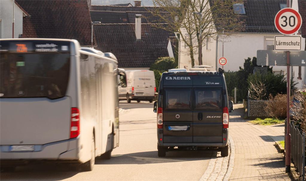 Bürgerin fordert in Kleinvillars eine Ausweitung des Tempo-30-Limits. Foto: Fotomoment