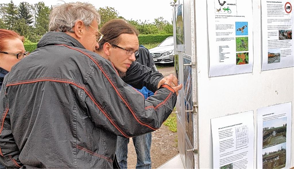 Bürgerinitiative informiert über ihre Ziele und sammelt Unterschriften gegen die Erweiterung des Steinbruchs in Enzberg. Foto: Appich