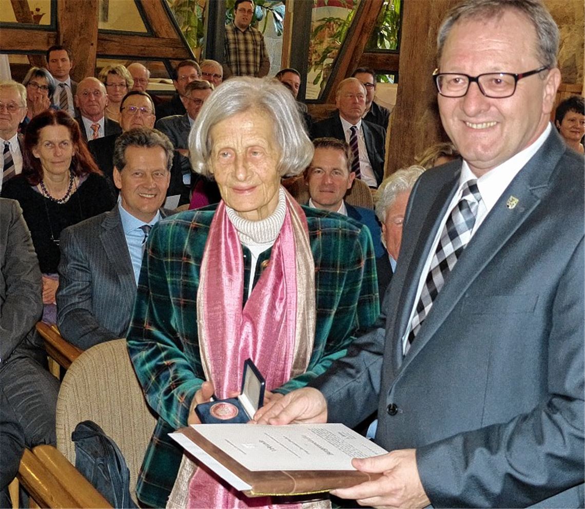 Bürgermedaillen-Trägerin Dorothee Fischer und Bürgermeister Thomas Nowitzki.