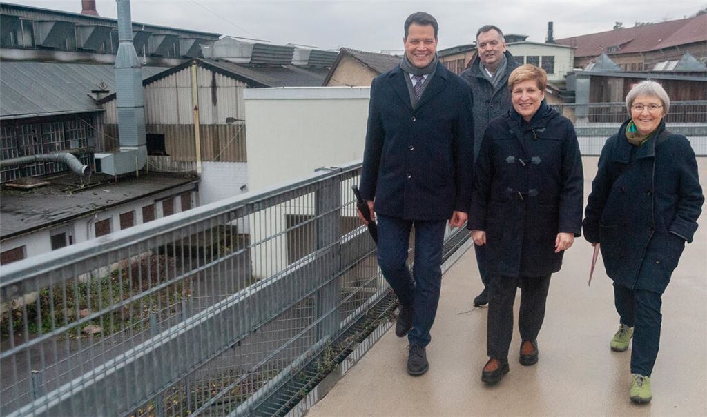 Bürgermeister Aaron Treut führt Ministerin Nicole Razavi (Mitte) durch die Stadt und zeigt ihr, was im Sanierungsgebiet – hier auf dem MWK-Areal – passieren soll. Fotos: Fotomoment