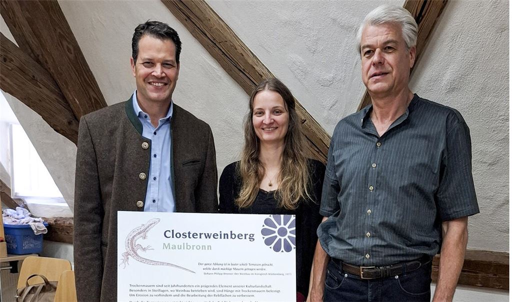 Bürgermeister Aaron Treut (li.), Frauke Schütz und Martin Ehlers stellen das Maulbronner Genusspaket vor. Foto: Weimper