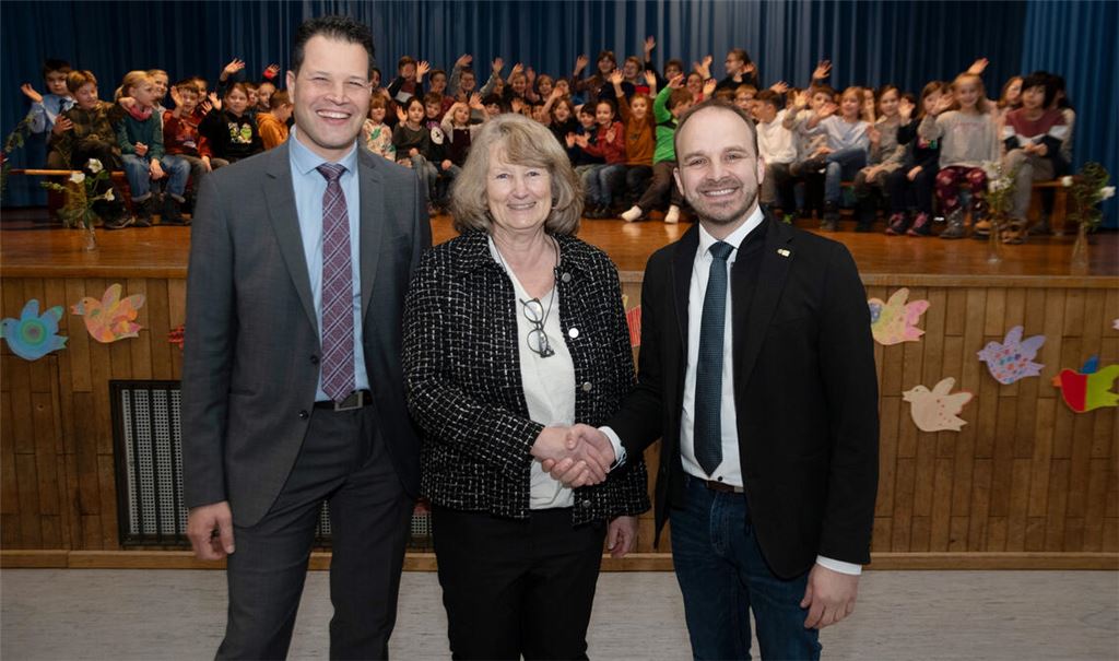 Bürgermeister Aaron Treut (li.) und Andreas Renner vom Schulamt verabschieden Andrea Bernhard in den Ruhestand. Foto: Fotomoment