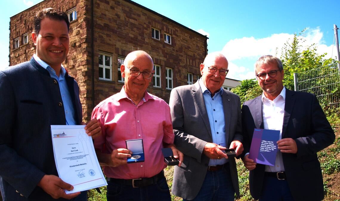 Bürgermeister Aaron Treut (li.) und Vorgänger Andreas Felchle (re.) verabschieden Karl Craiss (2.v.li.) und Werner Hupbauer.