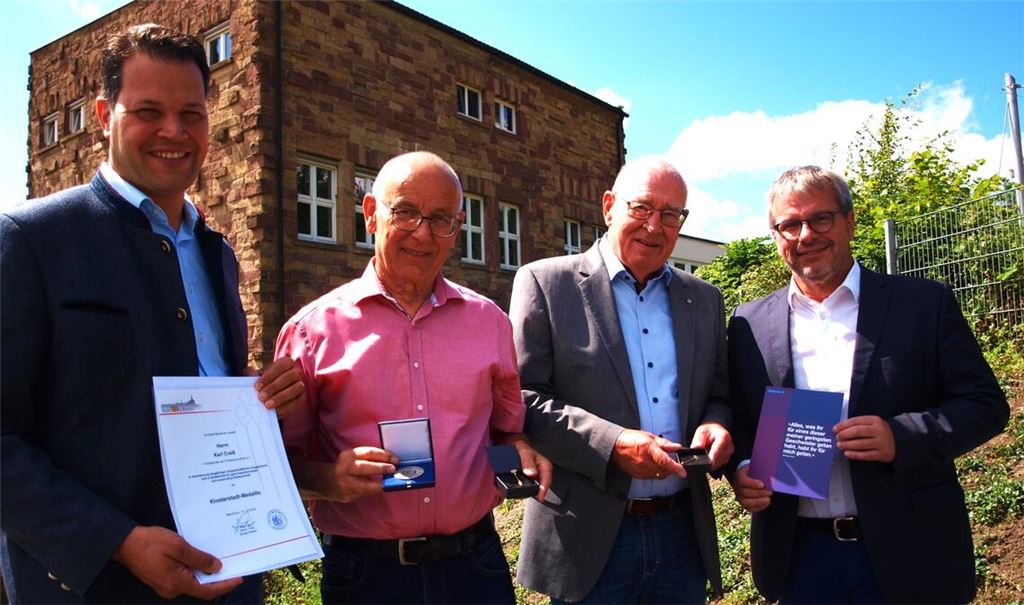 Bürgermeister Aaron Treut (li.) und Vorgänger Andreas Felchle (re.) verabschieden Karl Craiss (2.v.li.) und Werner Hupbauer.