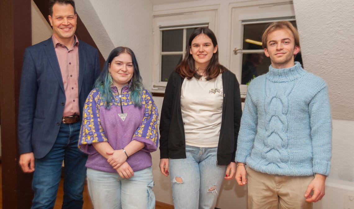 Bürgermeister Aaron Treut mit den Vorsitzenden des Jugendgemeinderats Maulbronn, Annabelle Mauch, Vanina Götz und Isaak von Wagner (v. li.). Foto: Fotomoment
