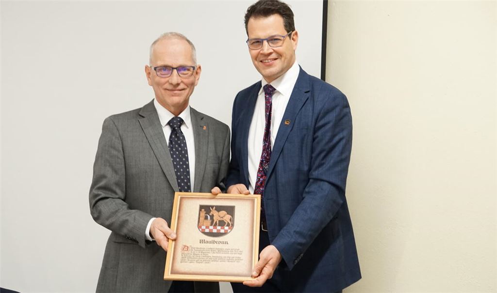 Bürgermeister Aaron Treut (re.) dankt BWV-Stadtrat Jürgen Link für sein Engagement. Foto: Bastian