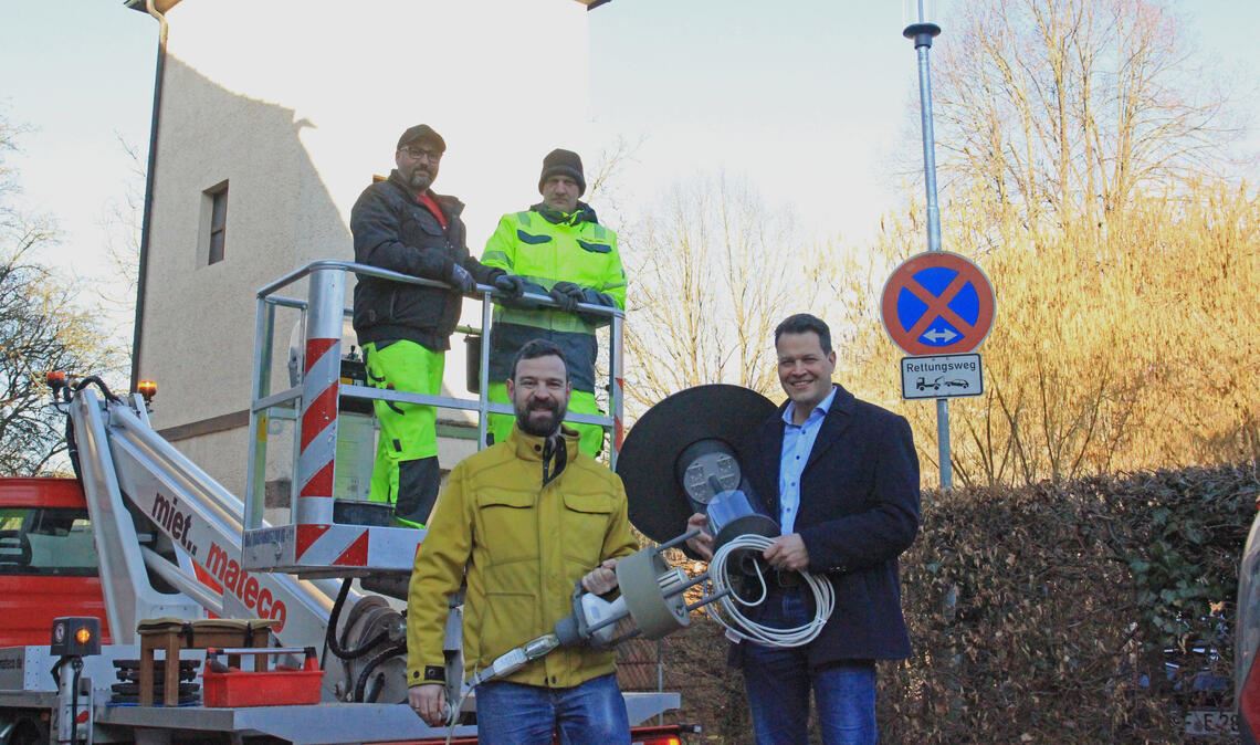 Straßenbeleuchtung ist fast komplett umgestellt Bürgermeister Aaron Treut (re. vorne) und Bautechniker Volker Weißert begutachten den Fortschritt der Arbeiten durch die Firma Elektro Jerg GmbH aus Aalen. Foto: privat