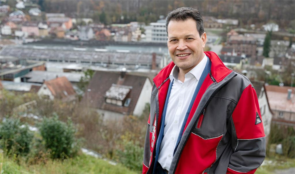 Bürgermeister Aaron Treut wird 50 und hat in Maulbronn mit dem Gemeinderat noch viel vor – zum Beispiel auf dem MWK-Areal im Herzen der Stadt (auf dem Bild im Hintergrund), wo Investoren ein lebenswertes Wohnquartier schaffen wollen. Foto: Fotomoment