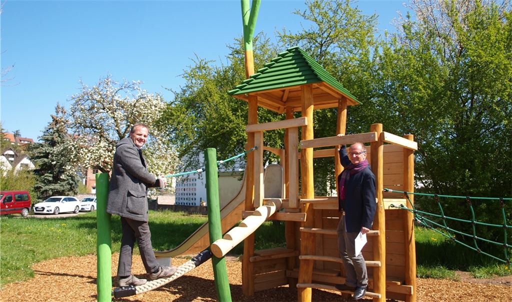 Bürgermeister Abicht (re.) und Amtsleiter Weyhersmüller stellen das neue Spielgerät vor.Filitz
