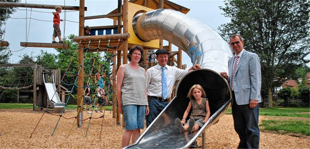 Bürgermeister Abicht und OB Schneider (re.) bei der Übergabe des Spielgerätes. Foto: Stahlfeld